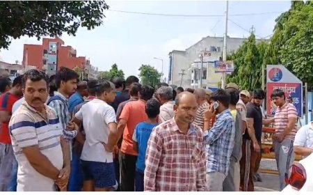 अरावली विहार थाना क्षेत्र में दो मकानों में चोरी सूचना के बावजूद पुलिस  नहीं पहुंची, तो मौहल्लेवासियों के साथ पुलिस अधीक्षक कार्यालय पहुंचे पीड़ित