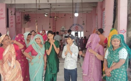 शिव मंदिर में गूंजे भोले के जयकारे, 700 सीढ़िया चढ़ने के बाद होते हैं भोलेनाथ के दर्शन