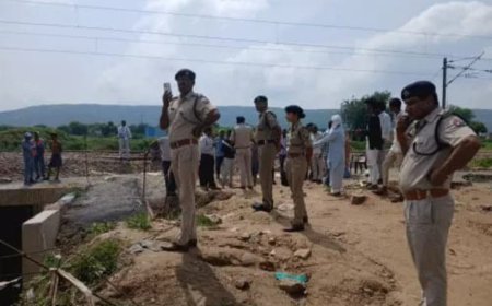 खैरथल में अंडरपास के पास ग्रामीणों का प्रदर्शन: निर्माण में देरी से नाराज ग्रामीणों ने 2 घंटे का जाम लगाया, ग्रामीणों ने की वैकल्पिक मार्ग की मांग