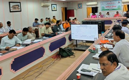 जिला प्रभारी मंत्री ने ली भरतपुर व डीग जिले के अधिकारियों की बैठक कार्यालयों से कोई भी व्यक्ति निराश होकर नहीं लौटे