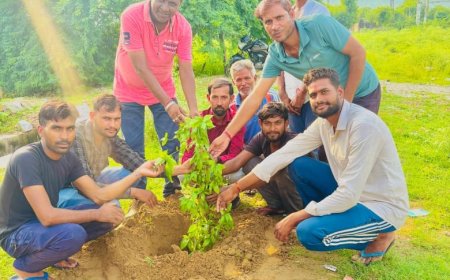 स्थानीय अस्पतालों में भर्ती मरीजों को फल वितरण कर मानवीय सेवा का दिया परिचय