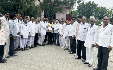 मुआवजे की मांग को लेकर उपखण्ड अधिकारी को किसानों ने सौपा ज्ञापन