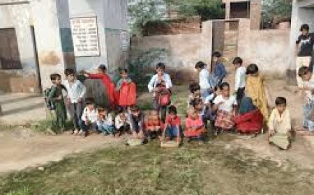स्कूल की जमीन पर कब्जा, खंडहर में पढ़ रहे बच्चे