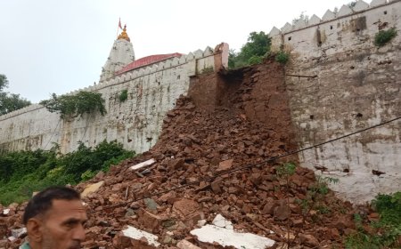 बराई माता मंदिर की एक गुंबद भरभरा कर ढही हादसा होते होते टला