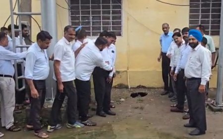 एसडीएम कार्यालय की नींव में गड्ढे पानी,बार एसोसिएशन ने किया विरोध प्रदर्शन