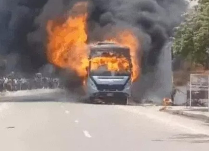 दिल्ली से आ रही एसी बस अचानक आग का गोला बनी, ढाई घंटे तक जलती रही, बाल-बाल बचे यात्री