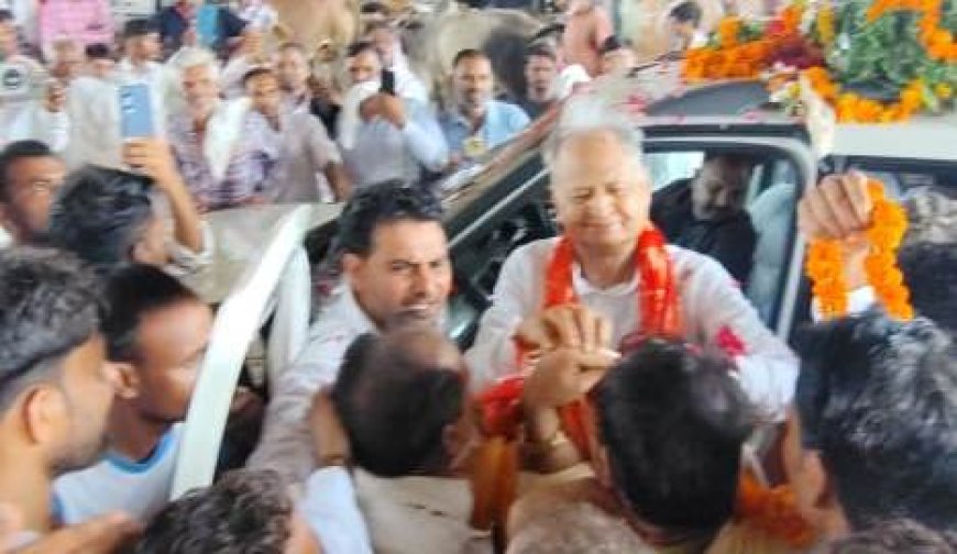 महुवा में कांग्रेसी कार्यकर्ताओं ने पूर्व मुख्यमंत्री अशोक गहलोत का किया स्वागत