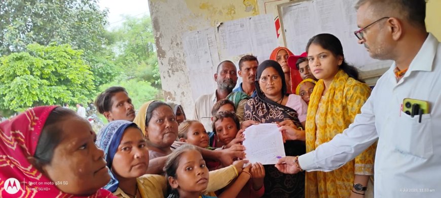 गरीब साटिया मोची जाति के सैकड़ों महिला पुरुषों  ने उपखंड अधिकारी को  स्थाई आवास को लेकर  मुख्यमंत्री के नाम सौंपा ज्ञापन