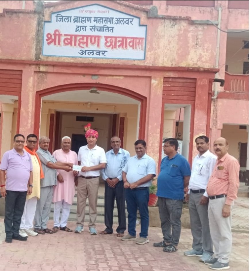 डॉ दीपक ने जिला ब्राह्मण सभा को दिया एक लाख छियासठ हज़ार रुपये का दान