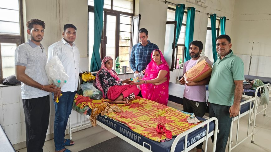 नगर पालिका की चैयरमेन शकुंतला बल्लीराम सैनी ने चिकित्सालय में मरीजों को बाटे फल बिस्कुट अन्य खाद्य सामग्री