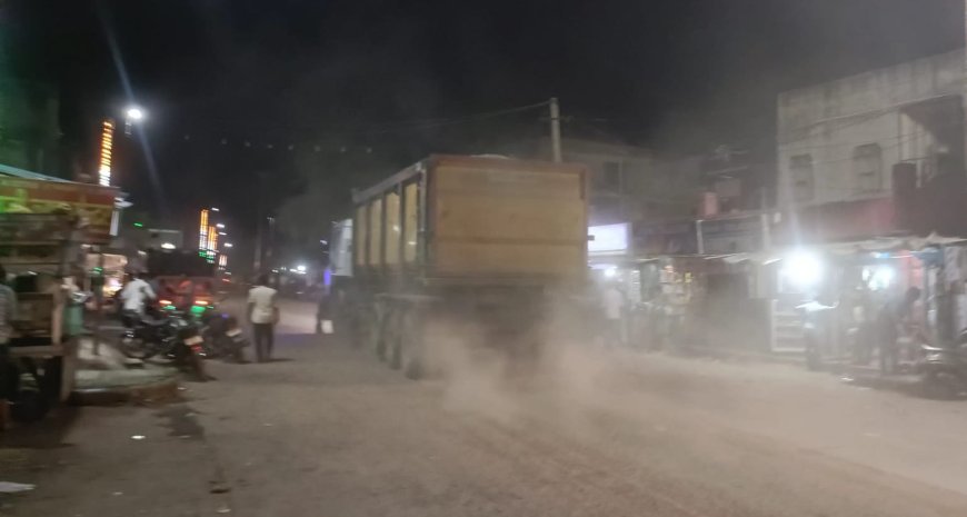 डंफ़रो से उड़ने वाली धूल मिट्टी से परेशान नौगावा के व्यवसाई दुकानदार