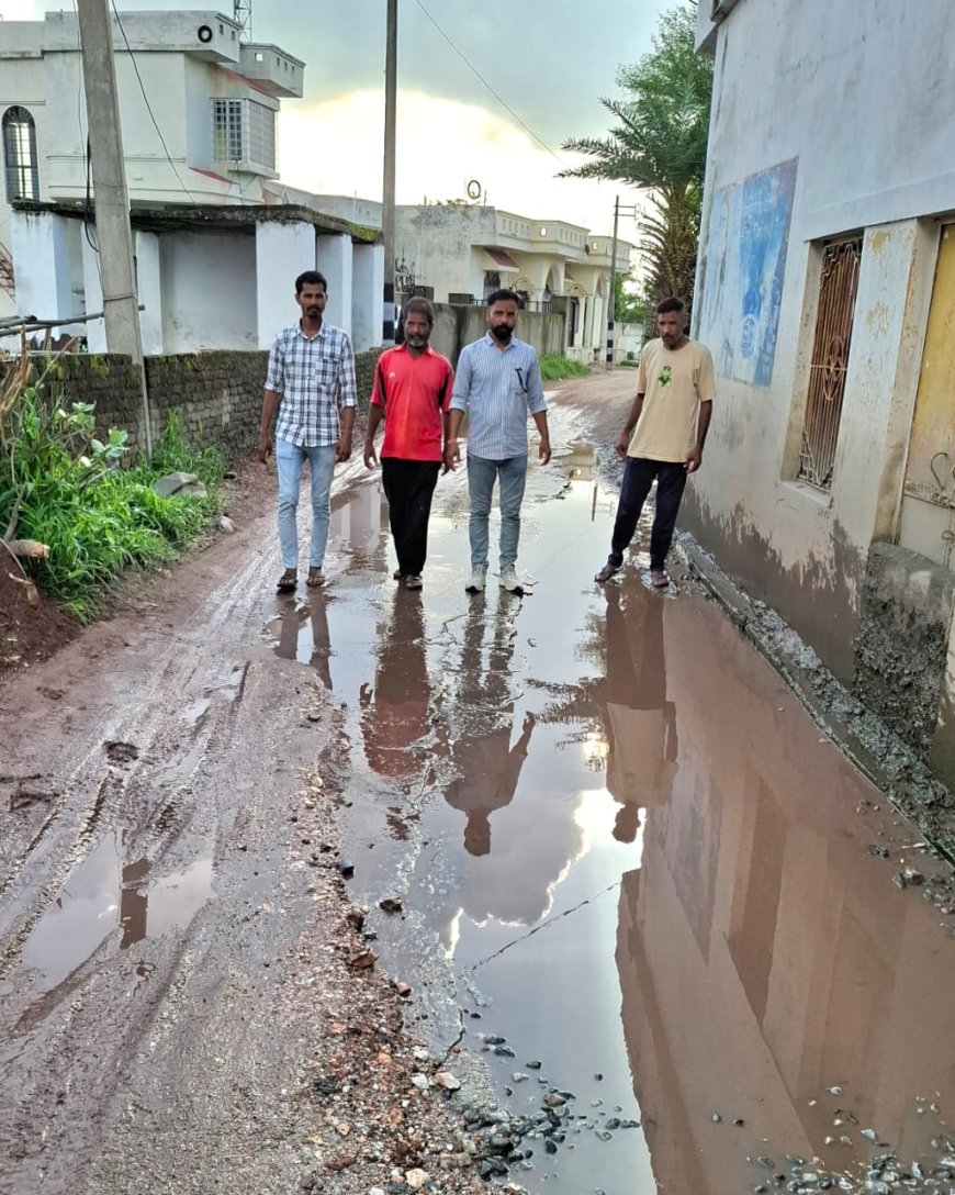 क्षतिग्रस्त सड़क पर गड्ढे दे रहे राहगीरों को दर्द
