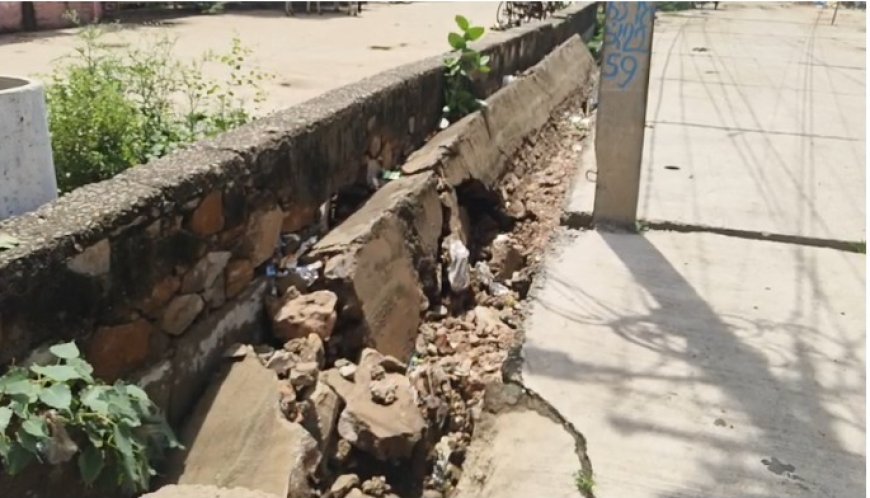 देर रात बरसात से कस्बे के अवैध बेसमेंटों में पानी भरा दीवार क्षतिग्रस्त हो सकतें हैं बड़े हादसे