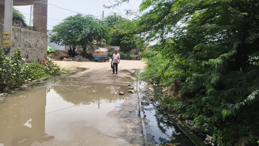 सड़कों पर बह रहा है गंदा पानी लोग परेशान