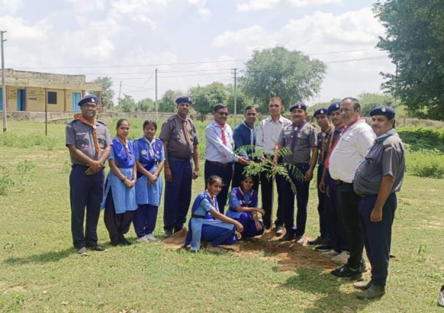 मुख्य ब्लाक शिक्षा अधिकारी बजरंग सिंह राठौड़ का स्वागत कर किया पौधारोपण