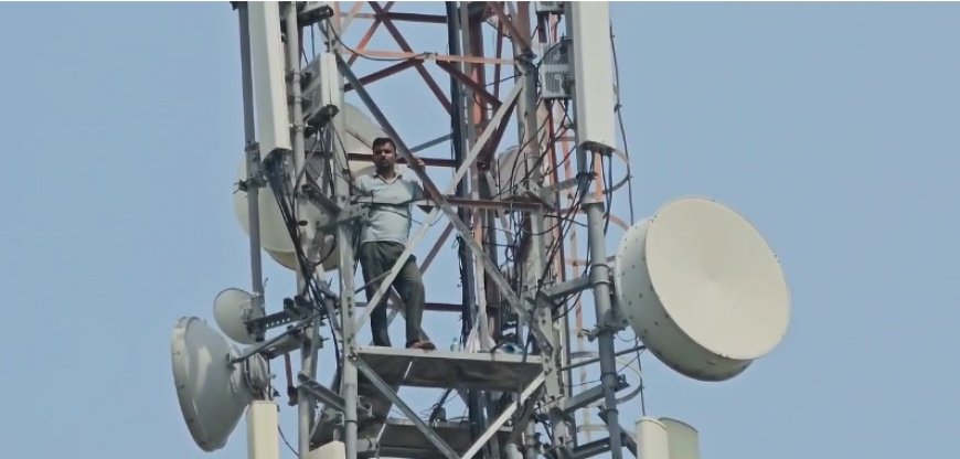 तीन दिनों से ताले में बंद पंचायत भवन, टावर पर चढ़े सरपंच पति प्रशासन है है के नारे लगे