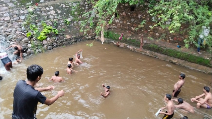 जिला कलैक्टर की जल भराव, झरने सहित अन्य स्थानों पर नहीं जाने की चेतावनी और अपील बेअसर लापरवाह अधिकारी मौन, हादसे का इंतजार