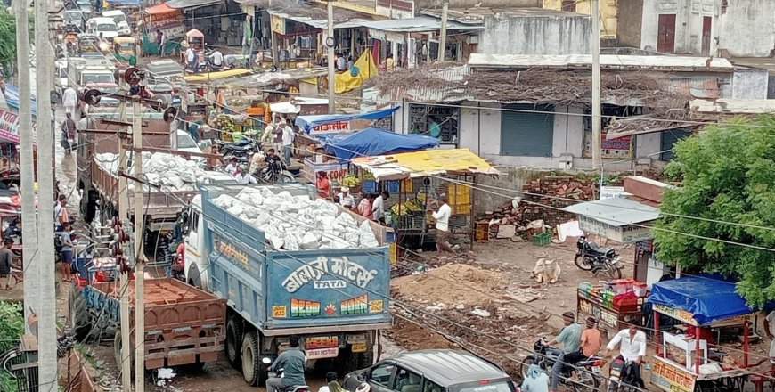 सड़क के दोनों ओर अतिक्रमण का जाल, समस्या पर प्रशासन नहीं दे रहा ध्यान