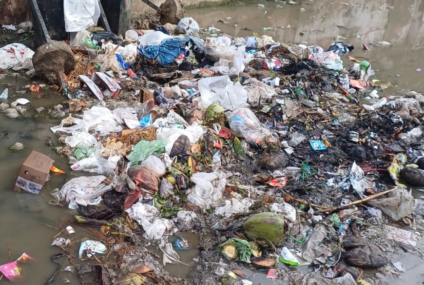 गोविंदगढ़ सरकारी अस्पताल के पास कचरे का ढेर: बारिश में बदबू से लोग परेशान, स्थानीय निवासियों ने की सफाई की मांग