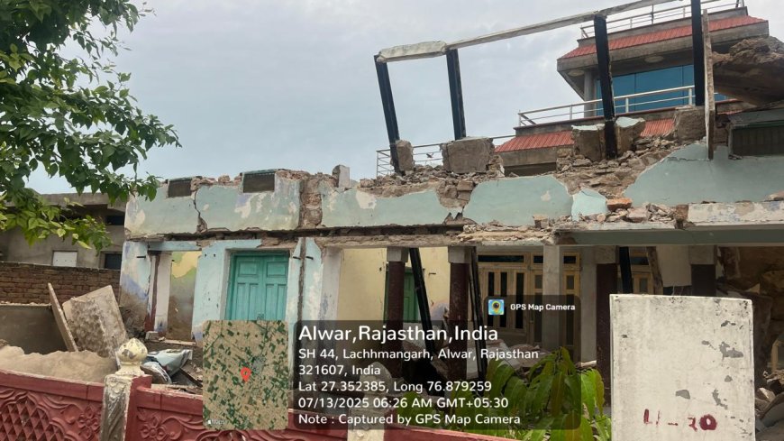 बारिश के कारण पक्का रिहायशी मकान गिरा