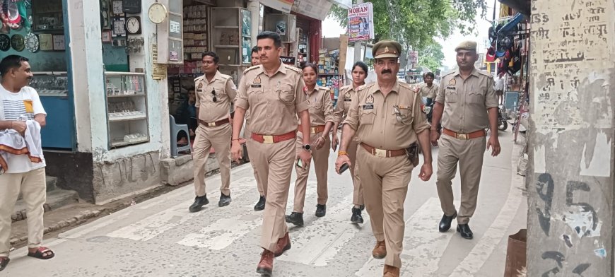 पुलिस इंस्पेक्टर दातागंज ने पैदल गश्त करके लोगों से किया संवाद