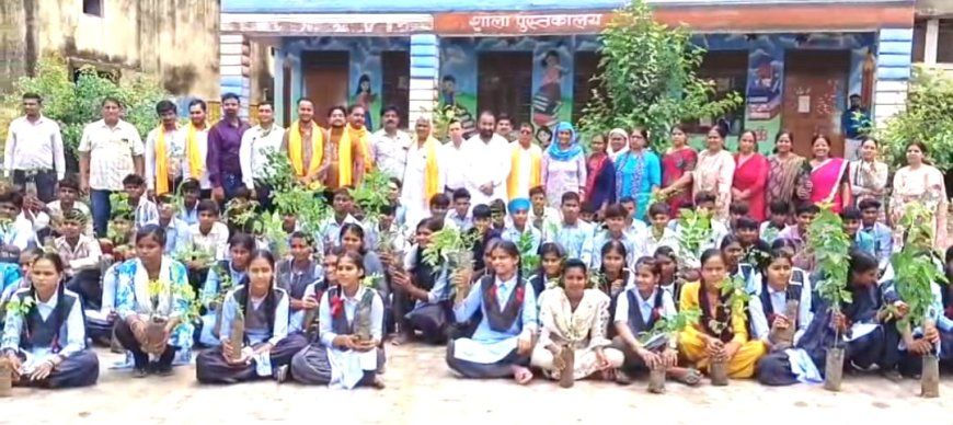 हरियालो राजस्थान अभियान के तहत  स्कूल परिसर व सार्वजनिक स्थानों पर लगाए 121 पौधे
