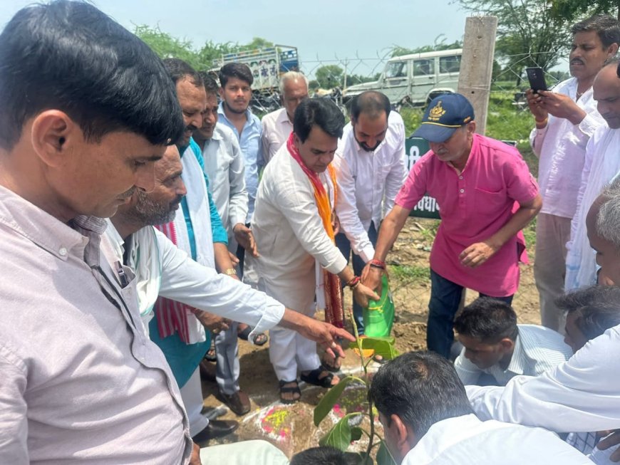 हरियालो राजस्थान एक पेड़ मां के नाम सघन अभियान के तहत ग्रामपंचायत हडिया मे विधायक के नेतृत्व में लगाएं हजारों पौधे