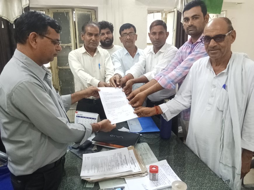 कृषि कनेक्शन पर ग्रामीण फीडर से दी जा रही बिजली,  शहरी क्षेत्र के हिसाब से दिया जा रहा है बिजली का बिल:  सहायक अभियंता महरिया को सौंपा ज्ञापन