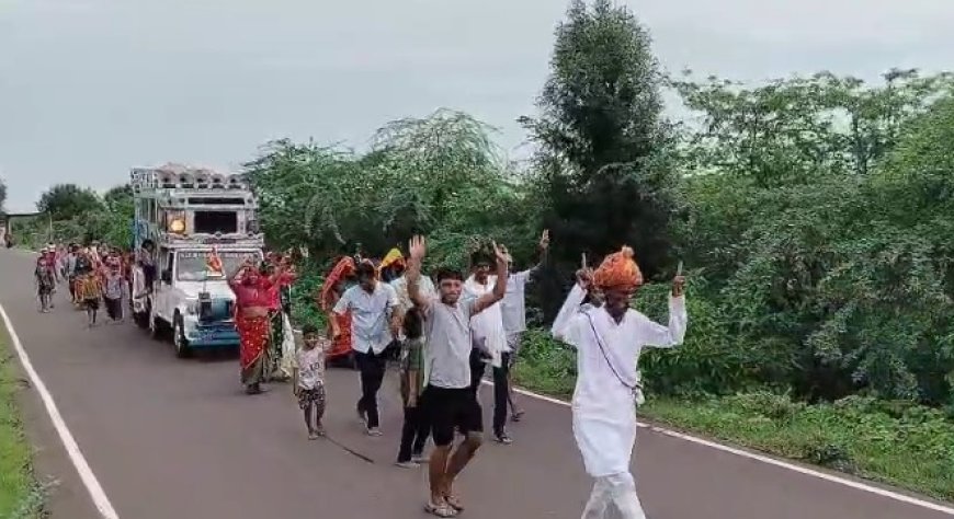 ध्वजा पूजा के बाद पदयात्रा हुई रवाना