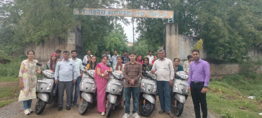महाविद्यालय गोविंदगढ़ में  छात्राओं को मिली स्कूटी ,छाई खुशी की लहर