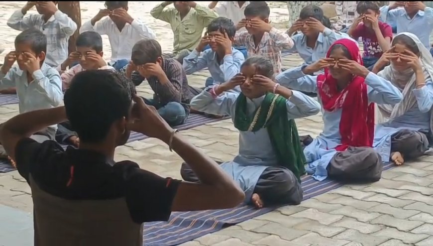 आयुष्यान आरोग्य मंदिर  चिमरावली गोड़ मे योग प्रशिक्षिक ने कजोता विद्यालय में कराया योग