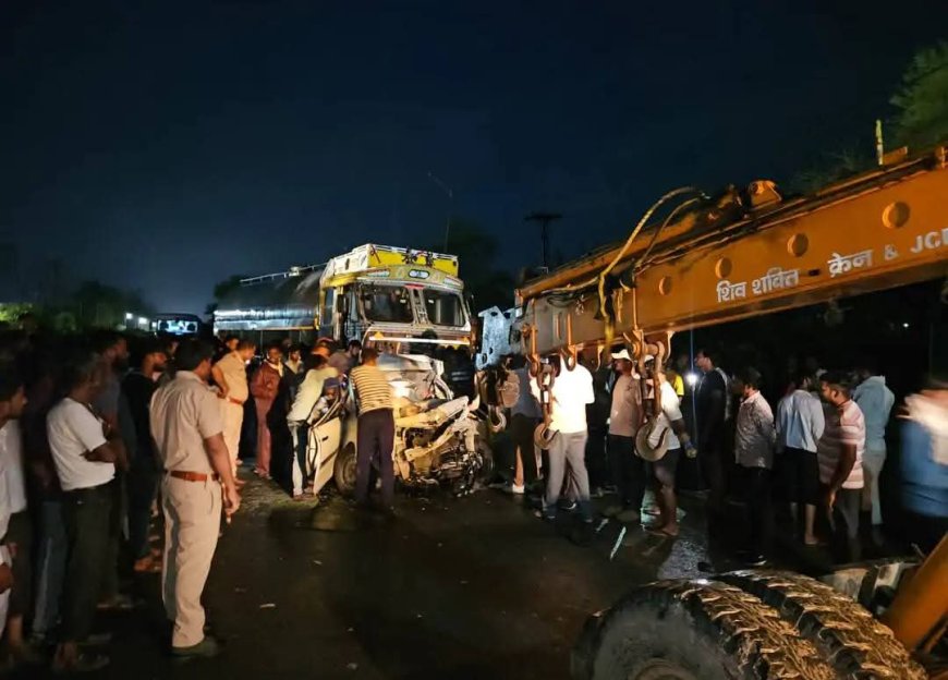 सड़क हादसे में ट्रक और टैंकर के बीच बुरी तरह फंसी कार: डेढ़ घंटे तक कार में फंसे रहे कार सवार
