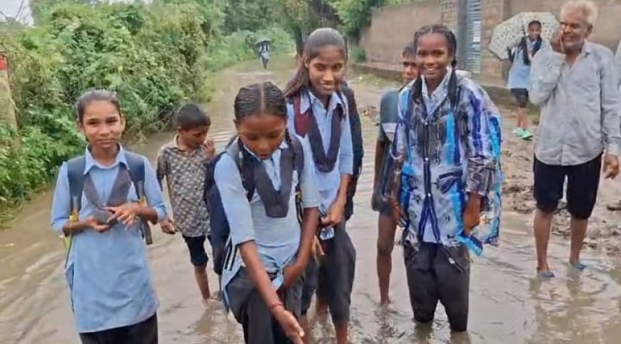 मुख्य मार्ग पर पड़े पानी को लेकर जनता में आक्रोश
