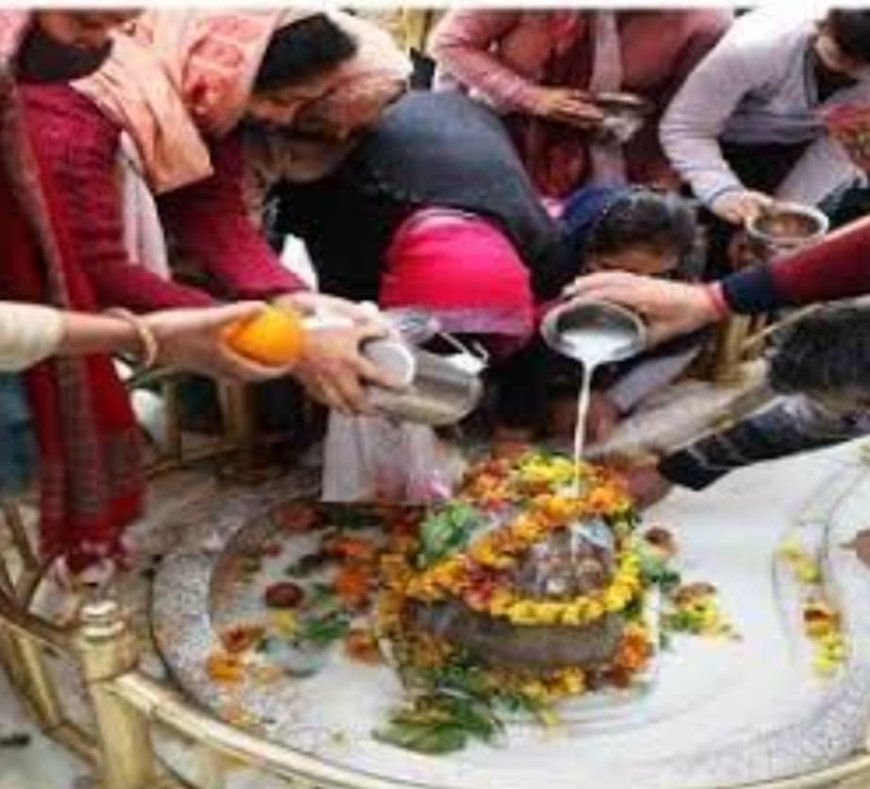 सावन के दूसरे सोमवार पर शिवालयों में उमड़ी श्रद्धालुओं की भीड़