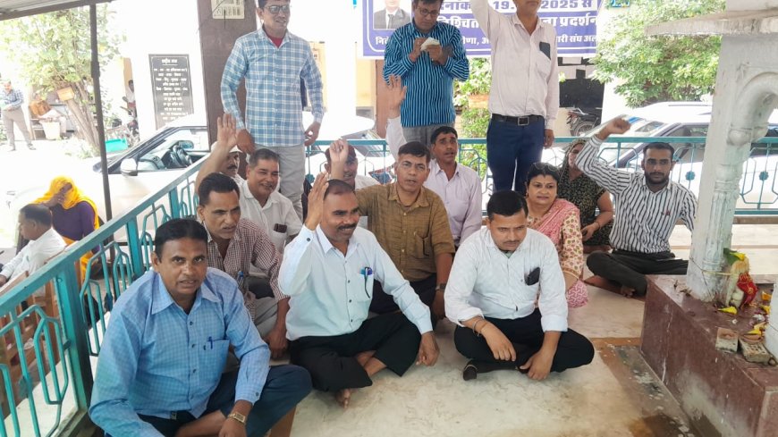 हाईकोर्ट के सम्मान में न्यायिक कर्मचारी मैदान में की तर्ज पर चौथे  दिन मंगलवार को राजगढ़ में भी हनुमान चालीसा पठन के साथ न्यायिक कर्मियों का अनिश्चितकालीन धरना प्रदर्शन जारी रहा