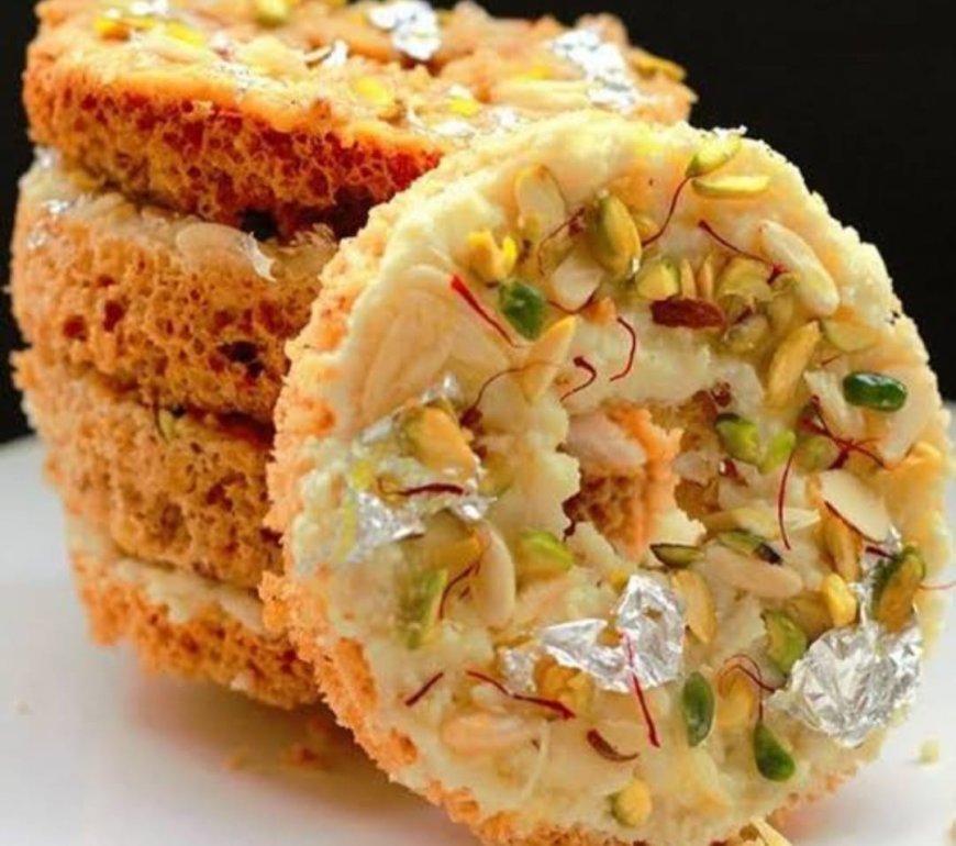 सावन में घेवरों की खुशबू से महक रहे शहर के बाजार