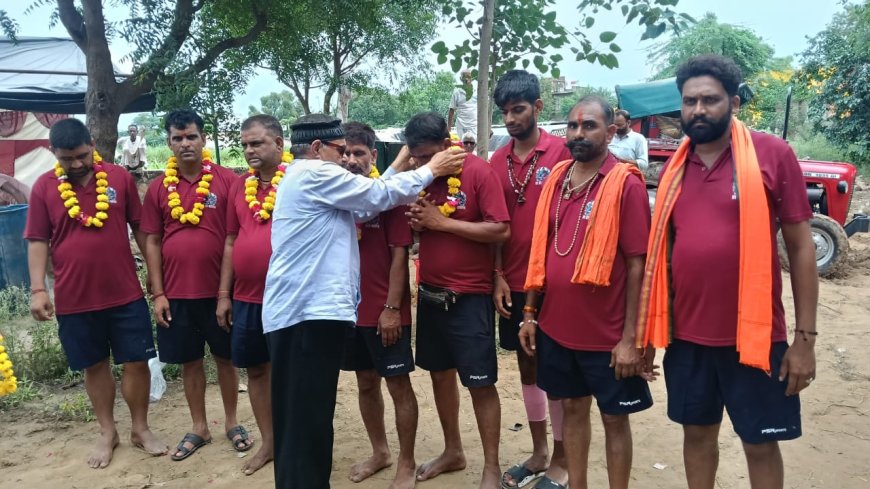 रामगढ़ पंचायत समिति प्रधान व ब्लॉक कांग्रेस अध्यक्ष ने गांव पहुंचने पर किया  कावड़ियों का  स्वागत