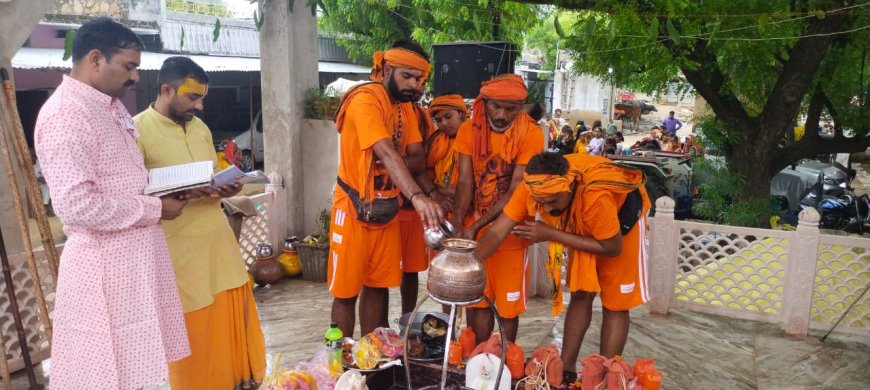 शिव मंदिरों पर किया भगवान शिव का कांवड़ चढ़ा कर जलाभिषेक