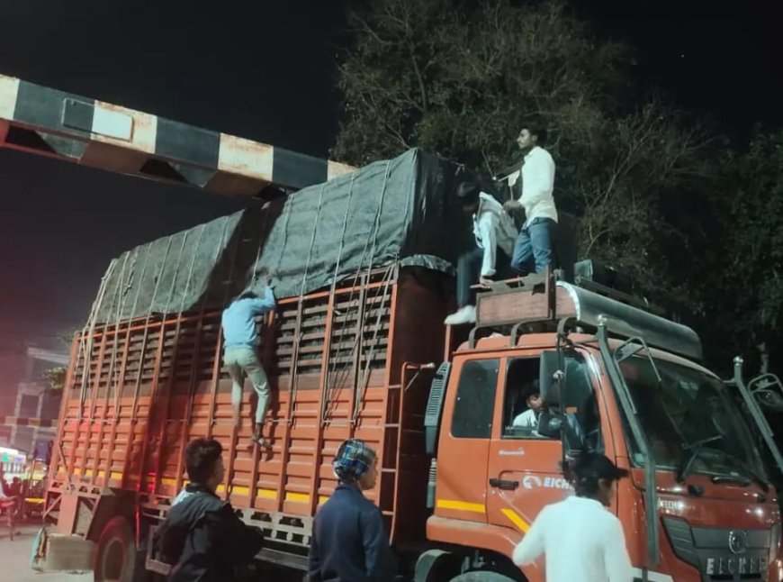 ओवरलोड ट्रक रेलवे फाटक पर लगी गाटर में फंस गया, ट्रैफिक पुलिस ने मशक्कत के बाद निकाला