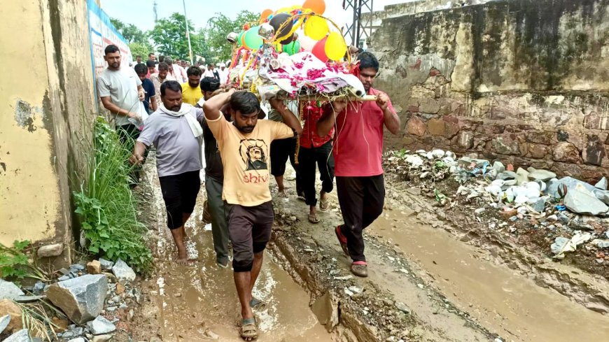 नगर पालिका क्षेत्र मे दिनों गंदगी का आलम:  कीचड भरे रास्ते से निकाली शवयात्रा