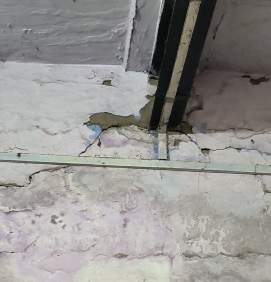 गोविन्दगढ़ के सैदमपुर स्कूल का जीर्णशीर्ण भवनः 4.50 करोड़ स्वीकृत होने के बावजूद 303 बच्चे दरारों वाले कमरों में पढ़ने को मजबूर