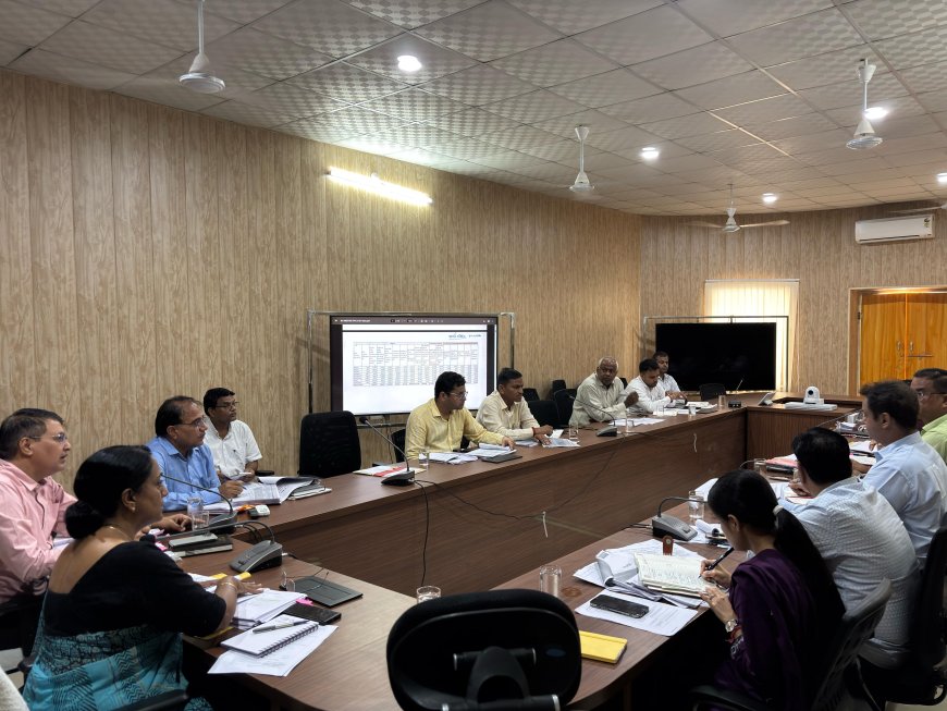 जिला कलक्टर ने जिले के समस्त शहरी व ग्रामीण क्षेत्र के जर्जर मकानों, शासकीय भवनों, विद्यालयों व आंगनबाड़ी केंद्रों के भवनों के सघन सर्वे के दिए निर्देश