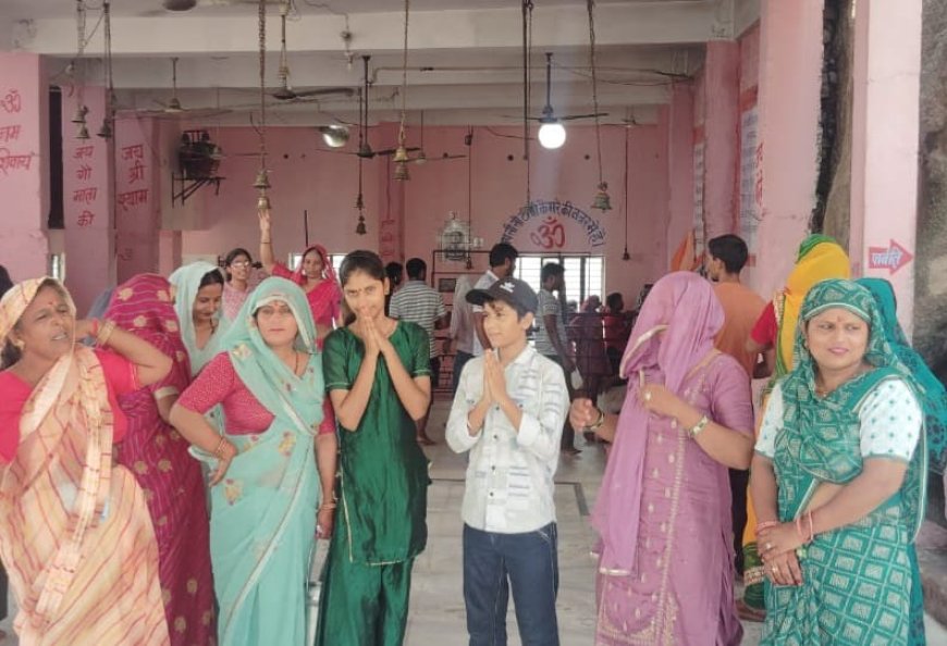 शिव मंदिर में गूंजे भोले के जयकारे, 700 सीढ़िया चढ़ने के बाद होते हैं भोलेनाथ के दर्शन