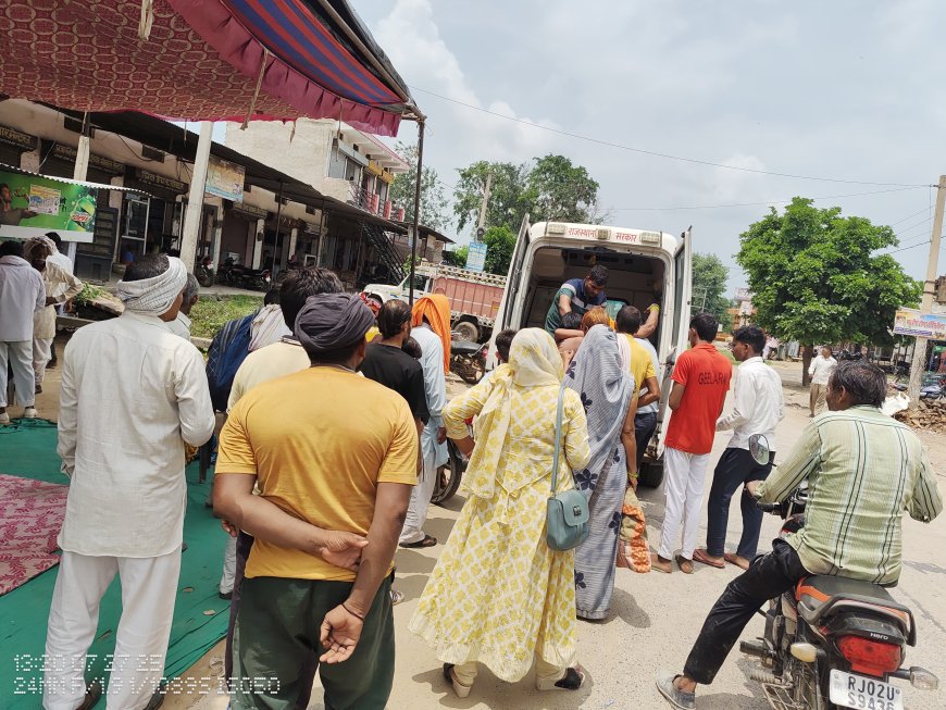 मुआवजे से असंतुष्ट मृतको के पिता ग्रामीण बैठे चोथे दिन भी भूख हड़ताल कर धरने पर