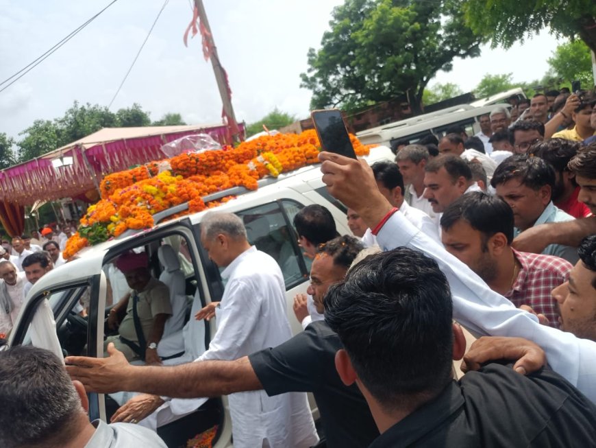 पूर्व मुख्यमंत्री अशोक गहलोत का झडाया बालाजी मंदिर के पास हुआ जोरदार स्वागत