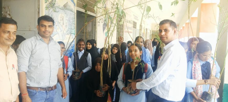 हरियालो राजस्थान अभियान के तहत विधार्थियों को पौधे किए वितरित