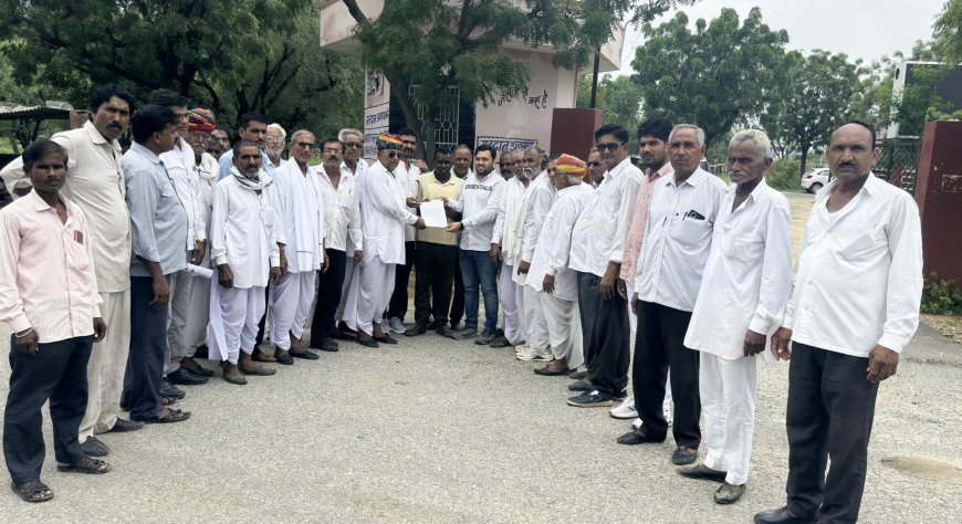 मुआवजे की मांग को लेकर उपखण्ड अधिकारी को किसानों ने सौपा ज्ञापन