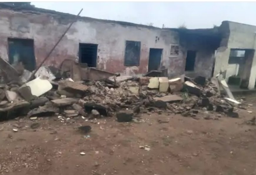 बीती रात सरकारी स्कूल के 2 कमरे ढहे: स्कूल संचालन समय गिरते तो हो सकता था बड़ा हादसा