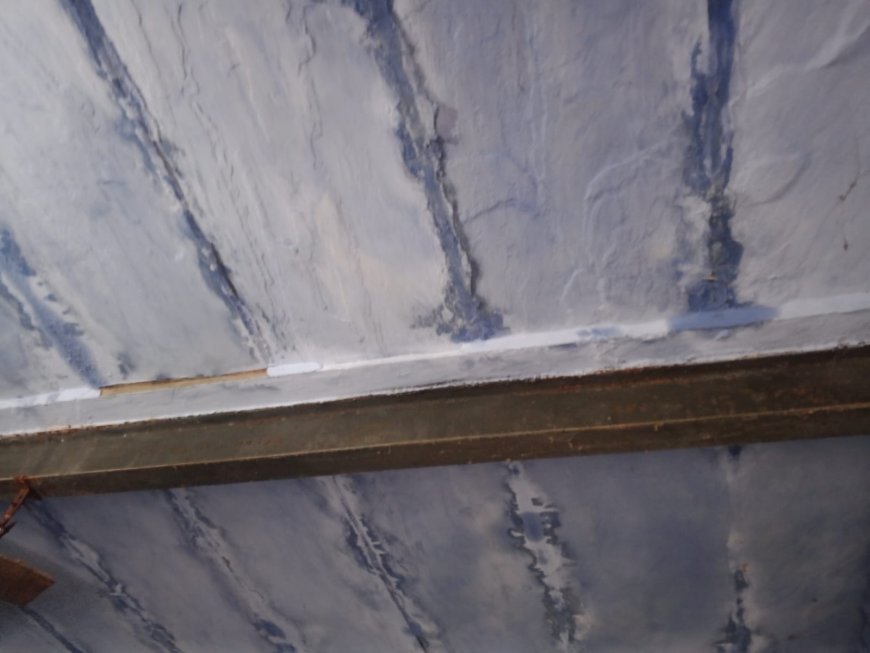 बड़े हादसे का इंतजार काली पहाड़ी सरकारी विधालय भवन में पडी दरार टपक रहा है पानी मरम्मत की है दरकार