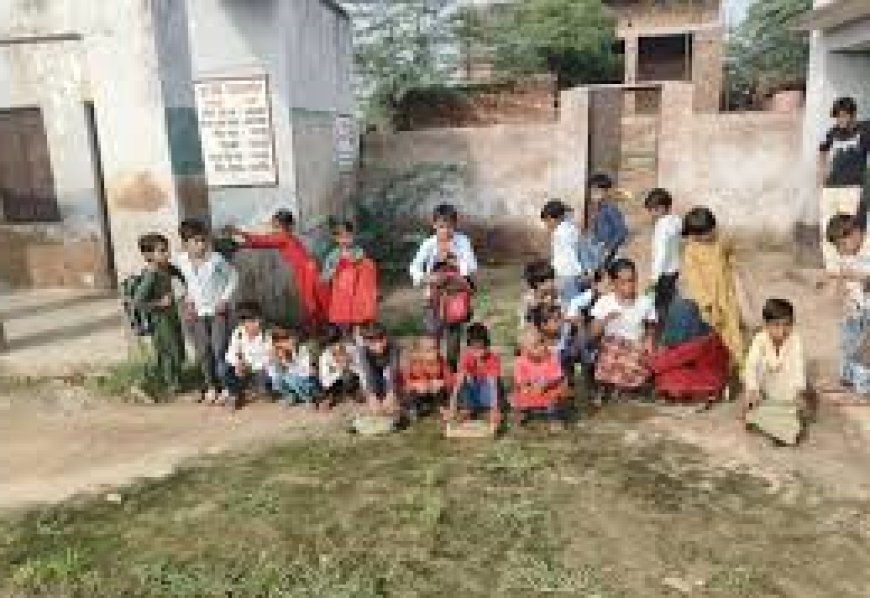 स्कूल की जमीन पर कब्जा, खंडहर में पढ़ रहे बच्चे